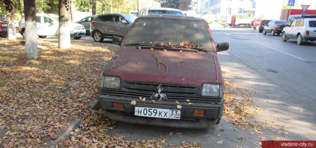 Владельцев ещё четырех брошенных автомобилей во Владимире предупредили об эвакуации на спецстоянку 