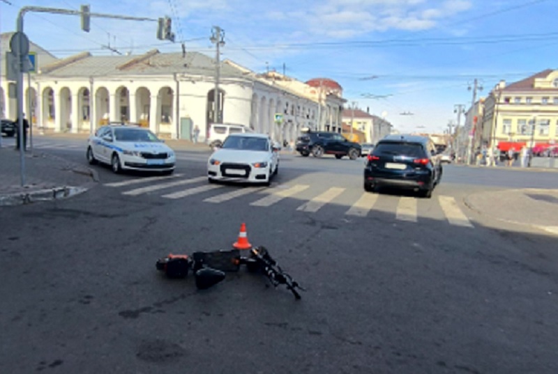 В центре Владимира водитель электросамоката выехал на "красный" и столкнулся с легковушкой
