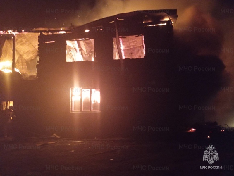 Во Владимирской области мощный пожар уничтожил частный дом 