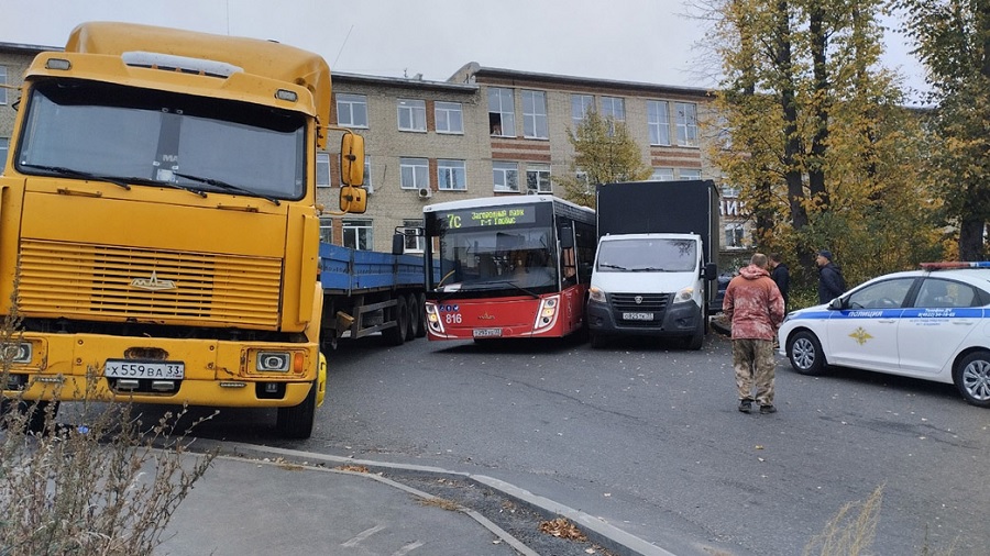 Во Владимире у НИКТИДа столкнулись ГАЗель и городской автобус 