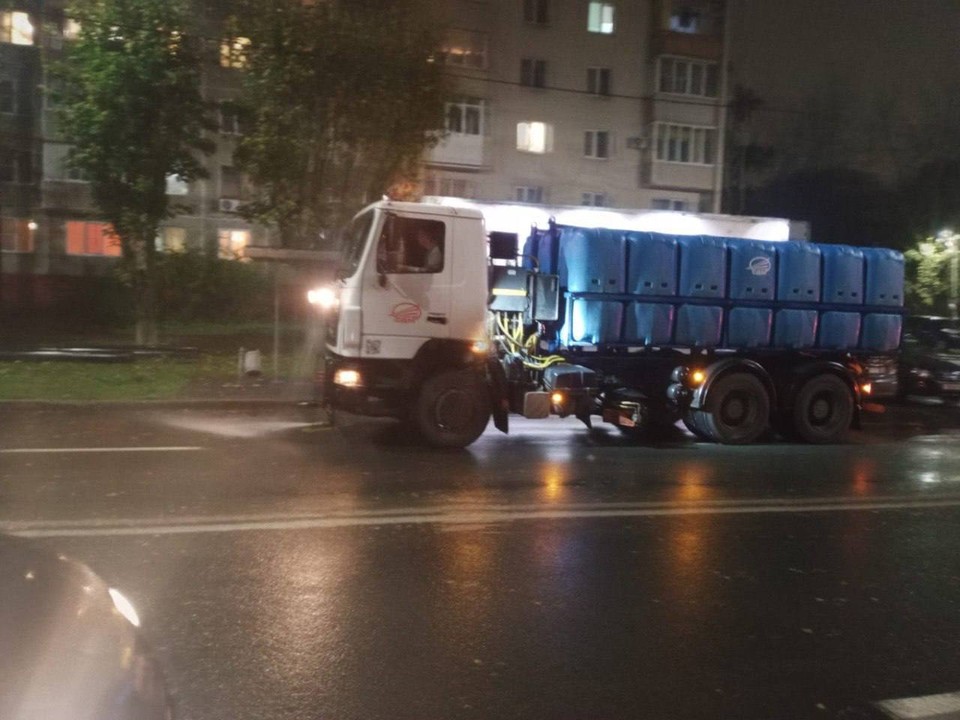 Мэрия Владимира объяснила смысл работы поливальных машин в дождь