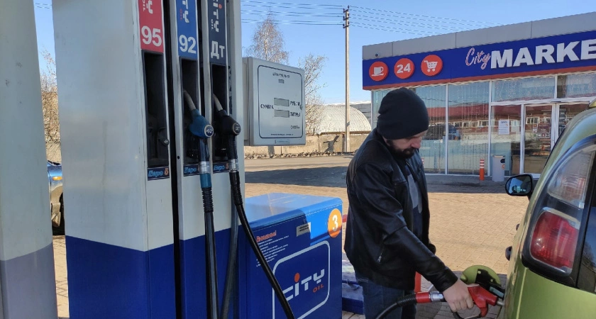 Водителей предупреждают: за эти действия на заправке грозят штрафы и лишение прав