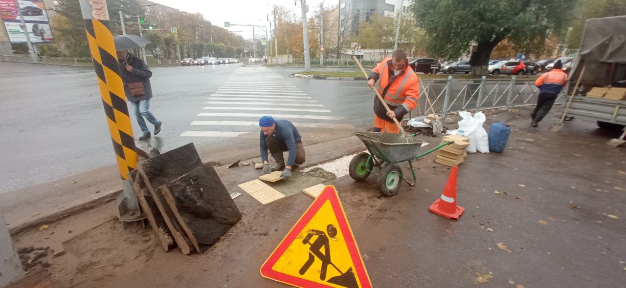 На перекрёстке Мира-Горького выкладывают тактильную плитку для безопасного передвижения слабовидящих граждан