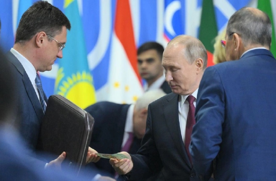 Президенту Владимиру Путину вручили купюру в 50 БРИКС, выпущенную в Киржаче 