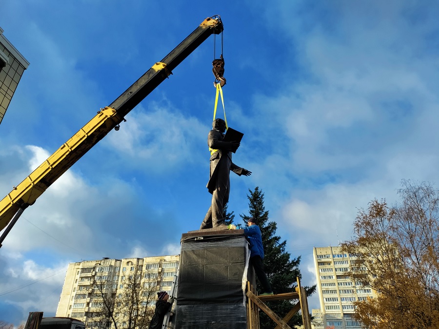На площадь перед зданием областного суда во Владимире привезли памятник Сперанскому 