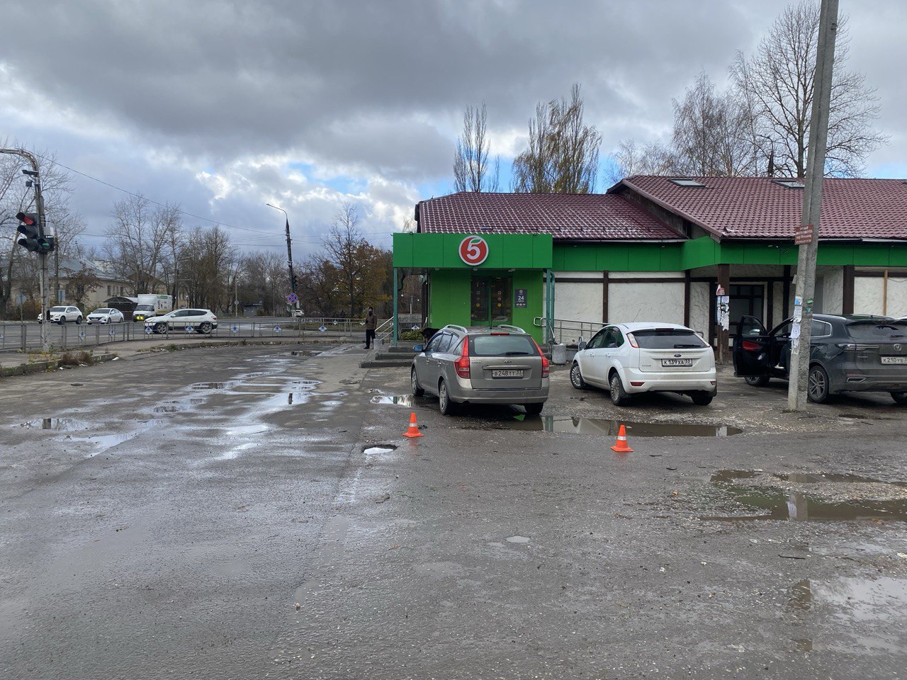 Сбитая в Юрьевце на парковке супермаркета пенсионерка получила травмы 