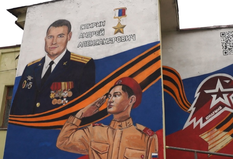 На стене военного клуба во Владимирской области появилось граффити с портретом Героя России