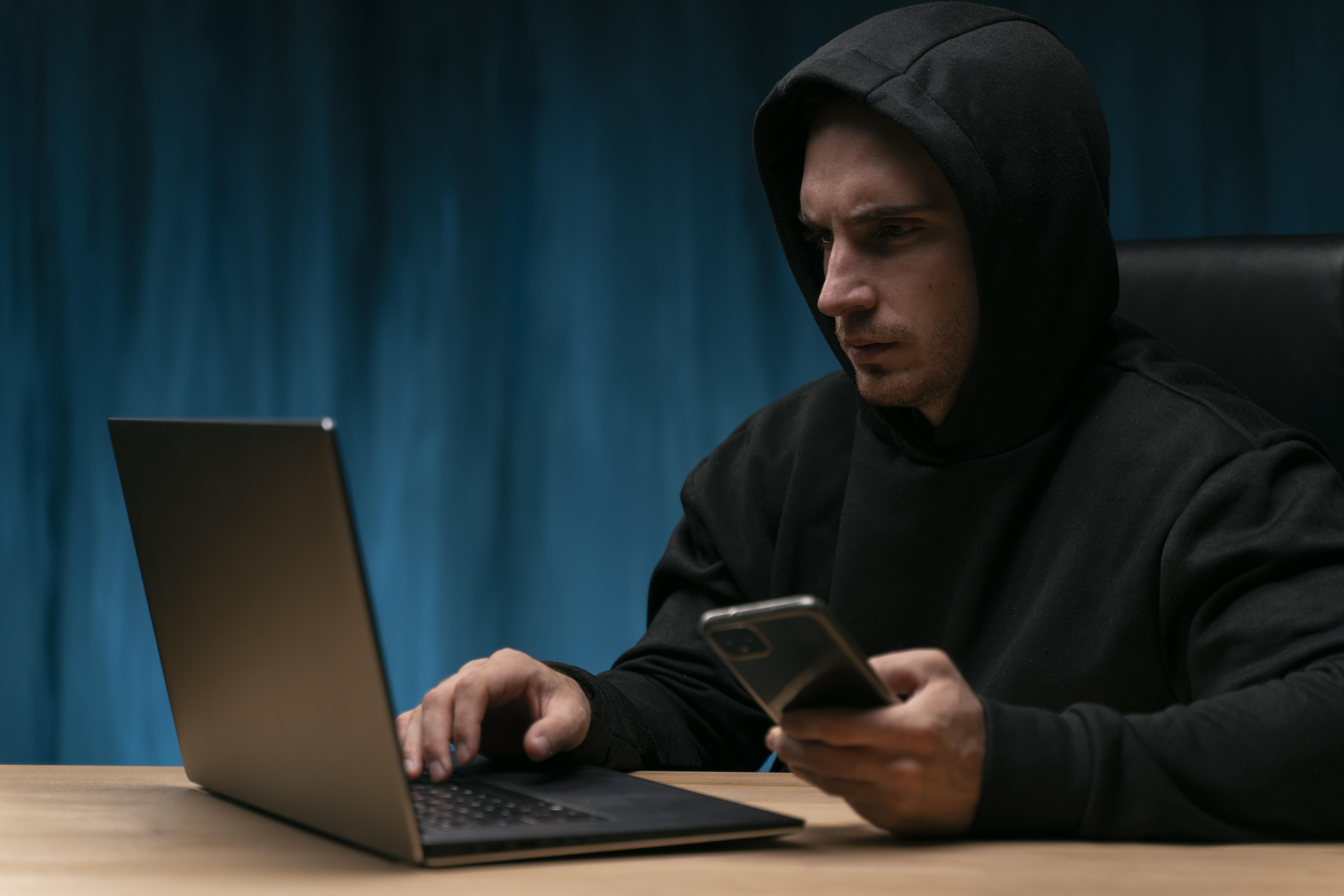 Спасая внучку от тюрьмы, пенсионерка отдала телефонному мошеннику 300 тысяч рублей