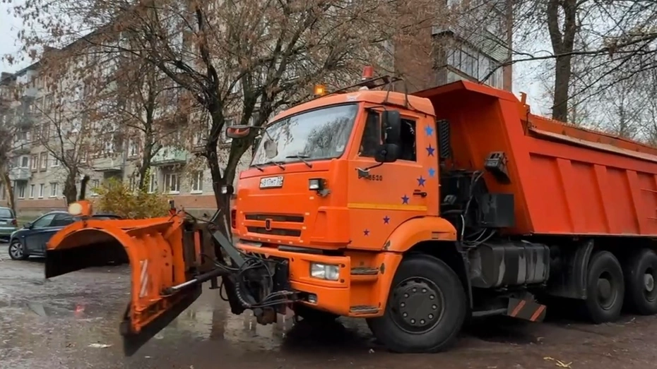 Коммунальщики Владимира показали, как лавируют среди припаркованных авто