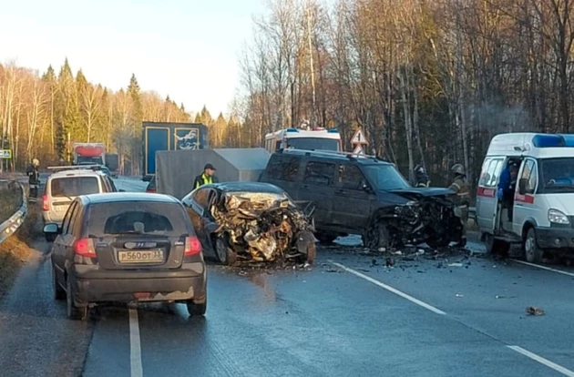 Спасатели вызволили из авто пострадавших в жёстком ДТП у поселка Иванищи