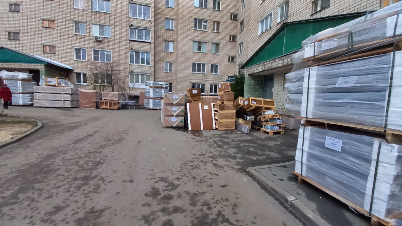 Во Владимире лифтовое оборудование на десятки миллионов рублей неделями валяется около подъездов