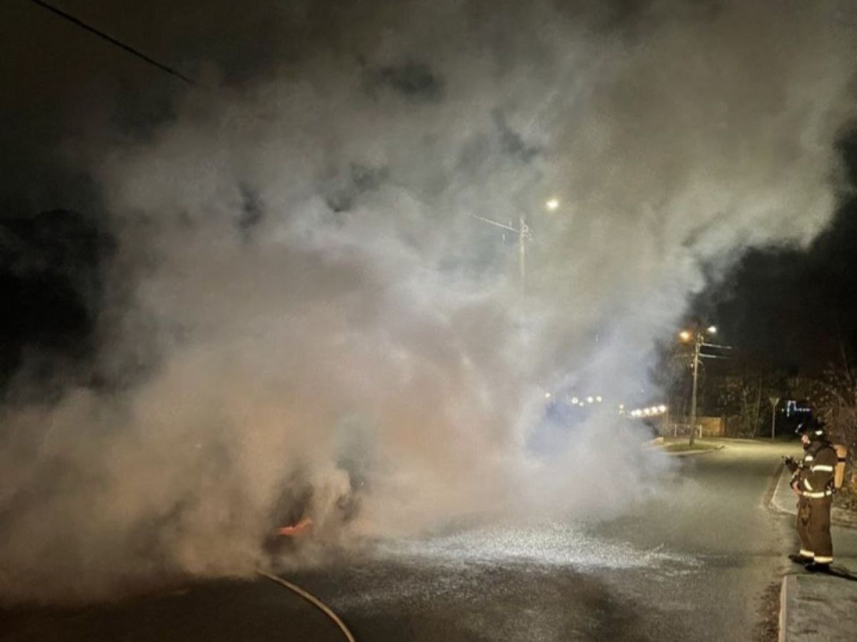 Во Владимире сотрудники МЧС тушили горящий автомобиль