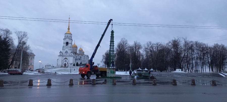 На Соборной площади во Владимире начали устанавливать ёлку