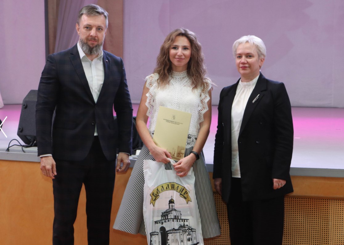 Во Владимире активным горожанкам устроили трогательный праздник в честь Дня матери с подарками и концертом