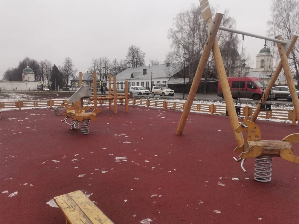 В Суздале после вмешательства прокуратуры привели в порядок детские площадки за 17 миллионов рублей 