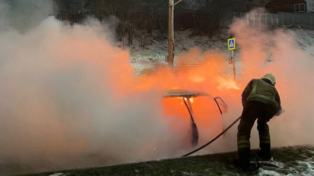 Около ДТЮ во Владимире сгорел автомобиль