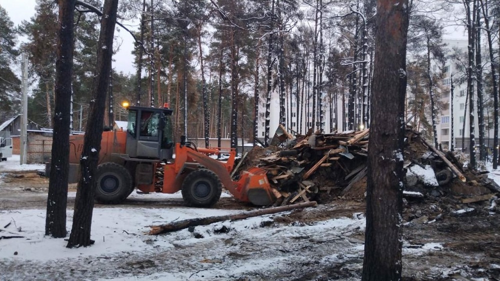 В Заклязьменском начали убирать сгоревшие в сентябрьском пожаре гаражи 