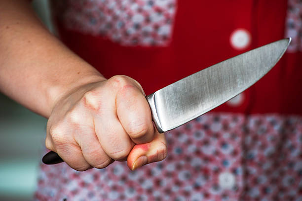 Женщина в Гусь-Хрустальном попросила мать сожителя не брать продукты и получила удар ножом