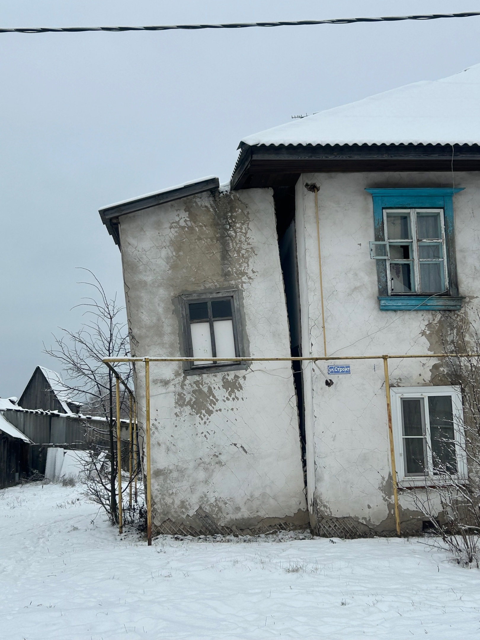 В поселке Гусевский от жилой двухэтажки отваливается крыльцо