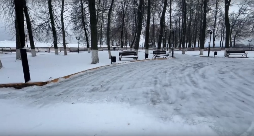 Во Владимире начали заливать главный городской каток 