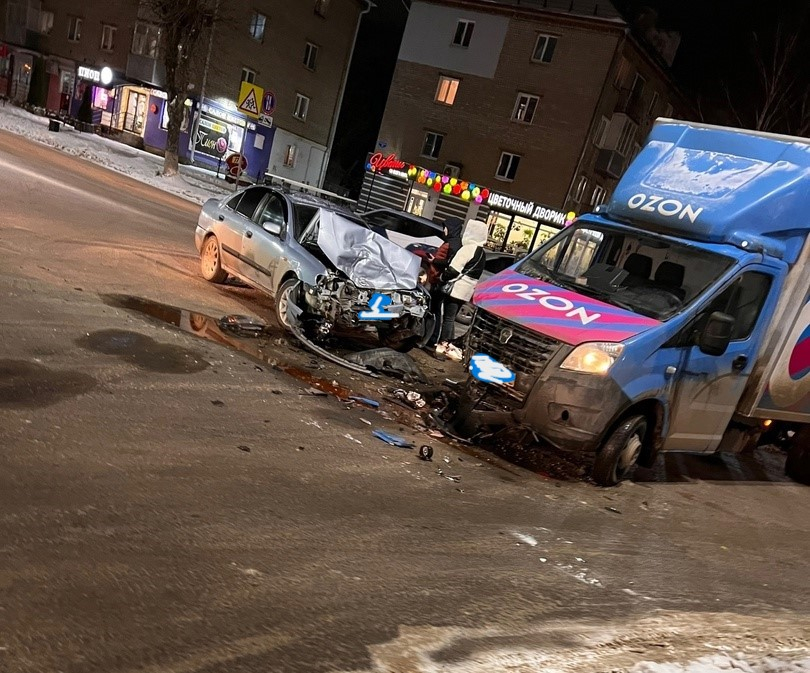  автомобиль маркетплейса OZON столкнулся с легковушкой