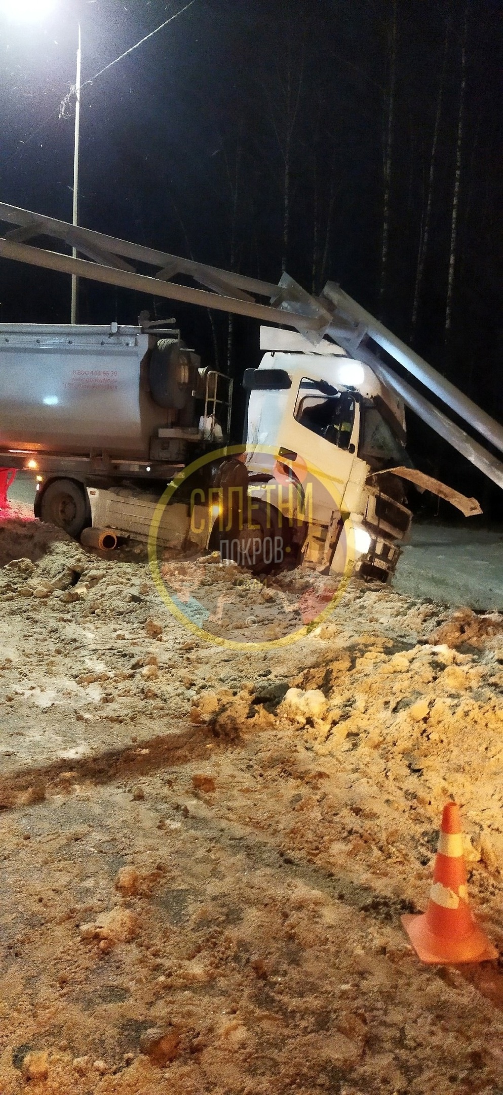 На трассе М-7 в Петушинском районе дальнобойщик сбил металлическую опору