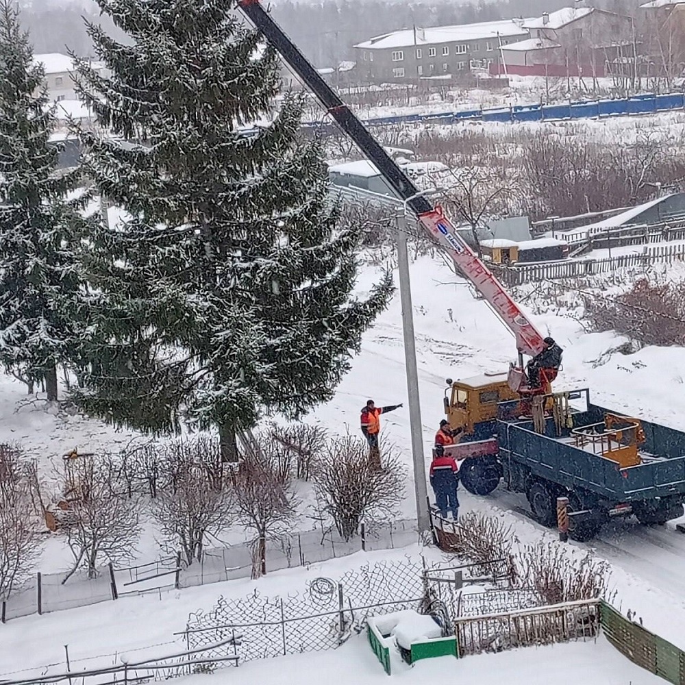 В центре Гороховца установили ёлку, спиленную около досугового центра 