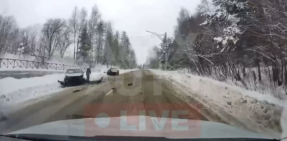В Александровском районе водитель легковушки не справился с управлением на заснеженной дороге и устроил ДТП 