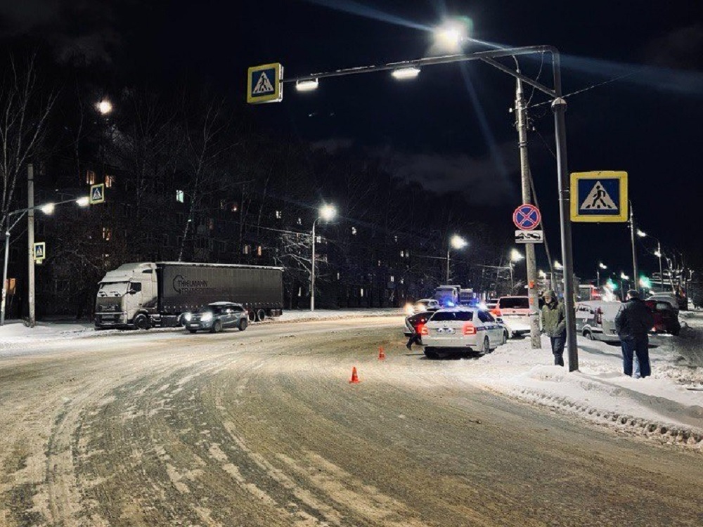 Во Владимире водитель легковушки сбил мать с сыном на "зебре" и скрылся с места ДТП 