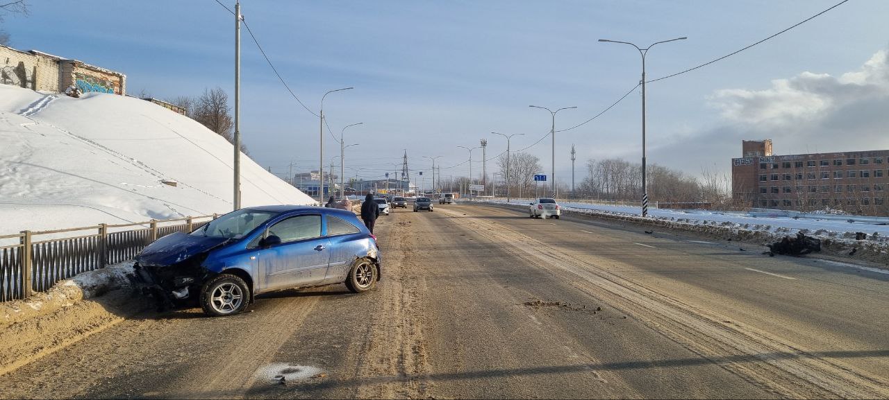 Автоледи на иномарке врезалась в металлический забор на Рпенском проезде 