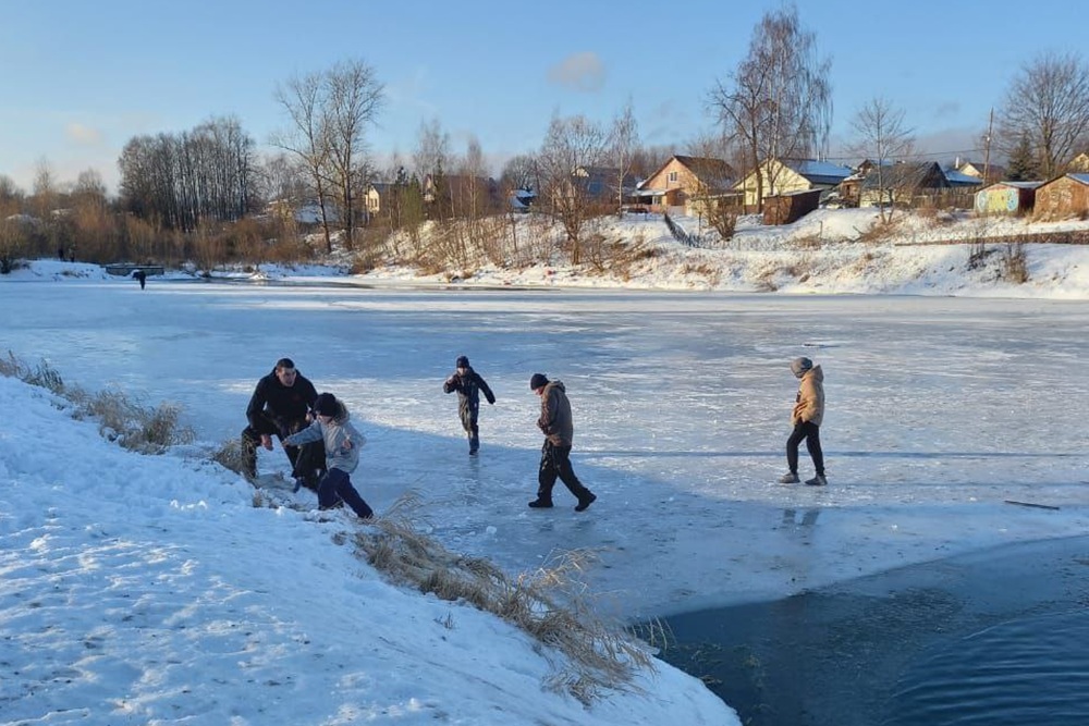 В Кольчугине прохожий спас двух подростков, которые провалились под лед