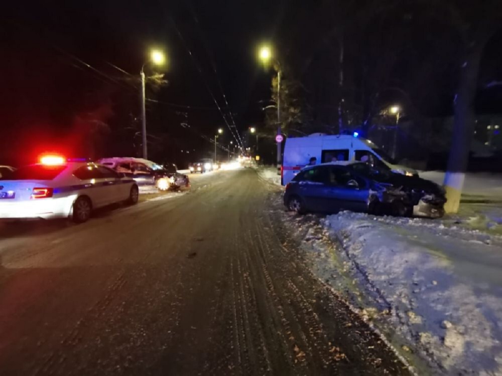 В Камешковском районе легковушка влетела в остановившийся после заноса автомобиль