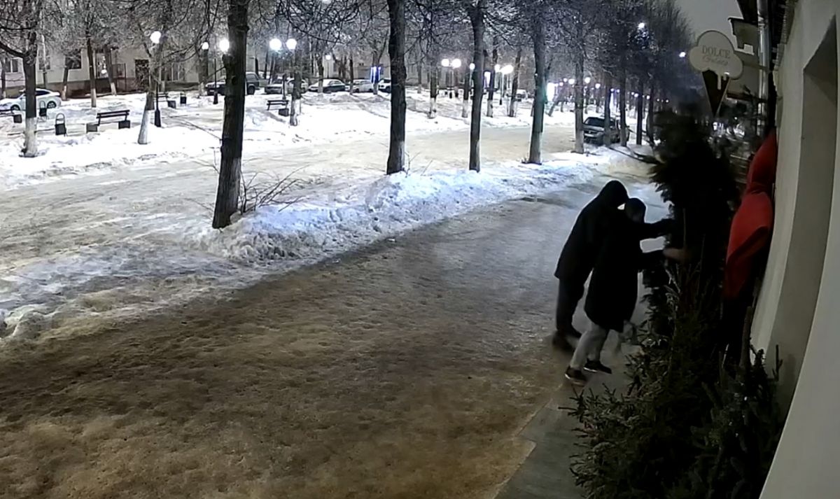 Во Владимире разрушили новогоднюю инсталляцию у кофейни 