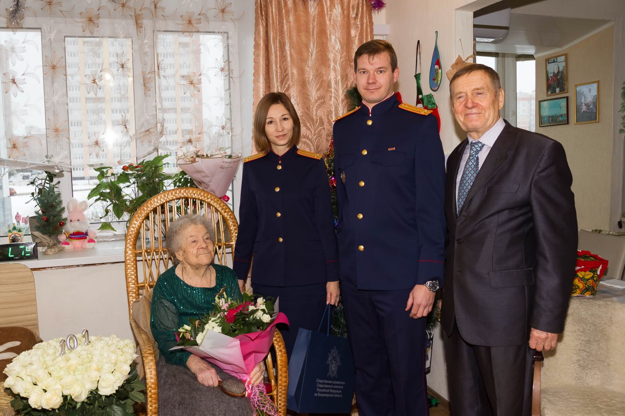 Сотрудники владимирского Следкома поздравили с Новым годом и Днем рождения 101-летнюю героиню тыла и фронта