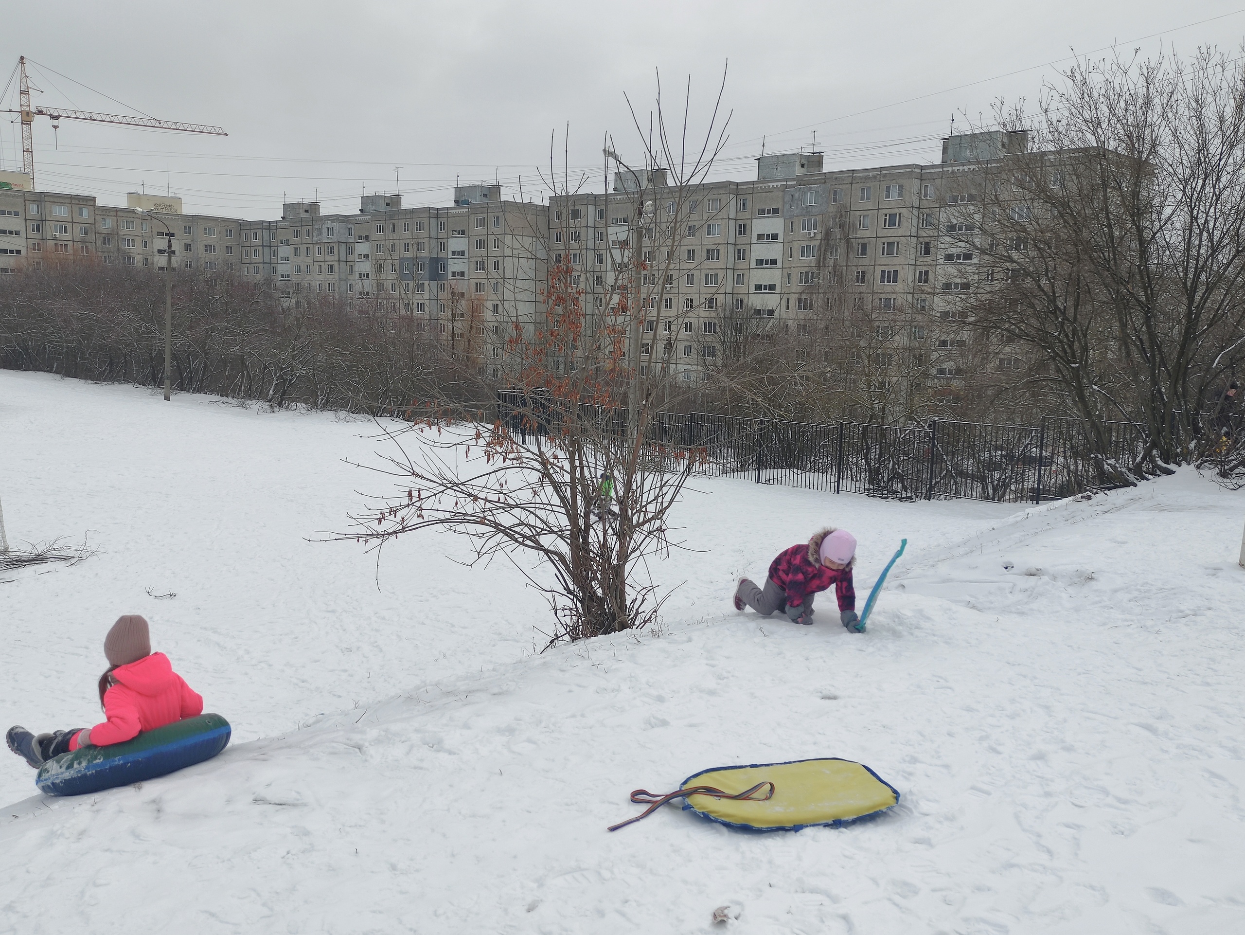 Во Владимире ребенок вылетел на «ватрушке» с горки на дорогу и травмировался