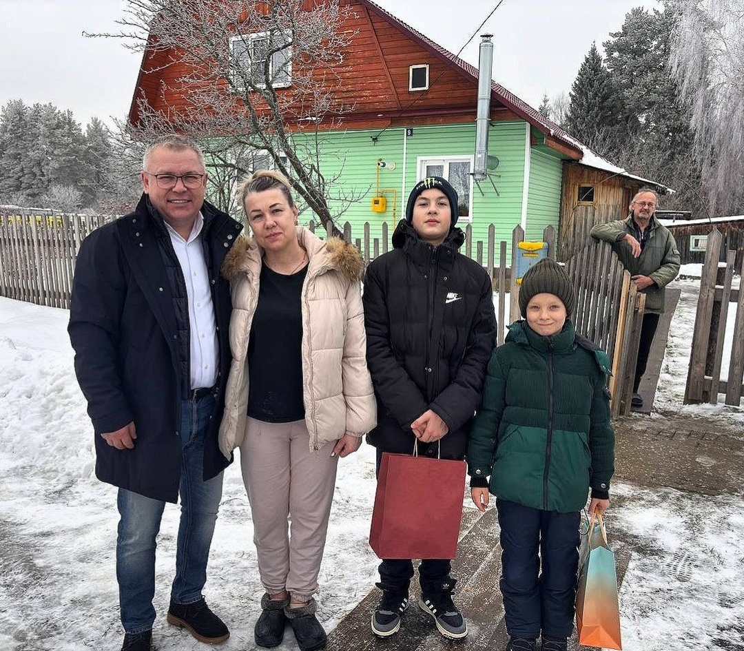 Руководители Заксобрания Владимирской области продолжают поздравлять ветеранов, семьи и особенных детей