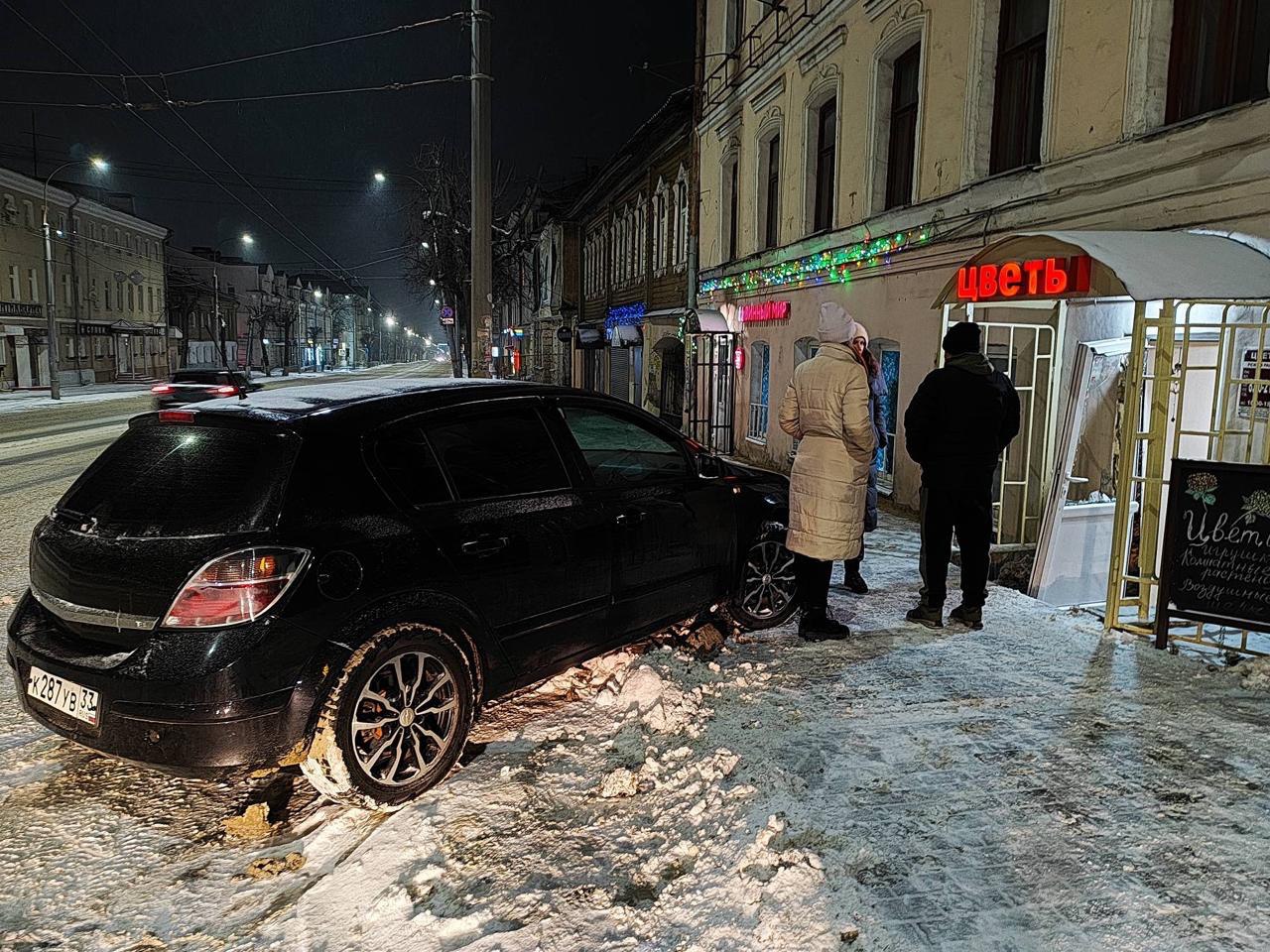 Автоледи на "Астре" влетела в цветочный магазин