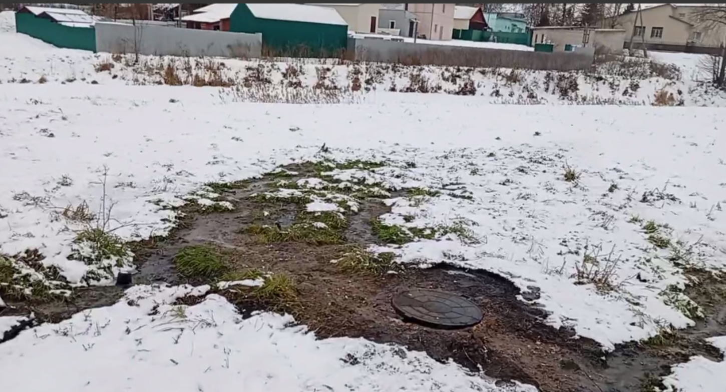 В Юрьев-Польском нечистоты, выливаясь из переполненного колодца, текут в сторону Колокши