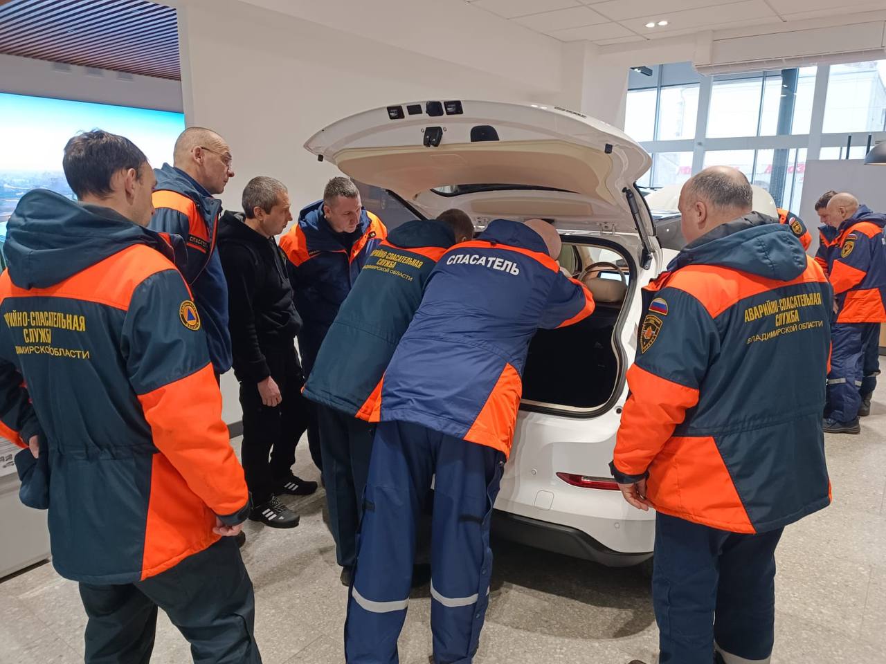 Владимирские спасатели побывали в салоне электромобилей