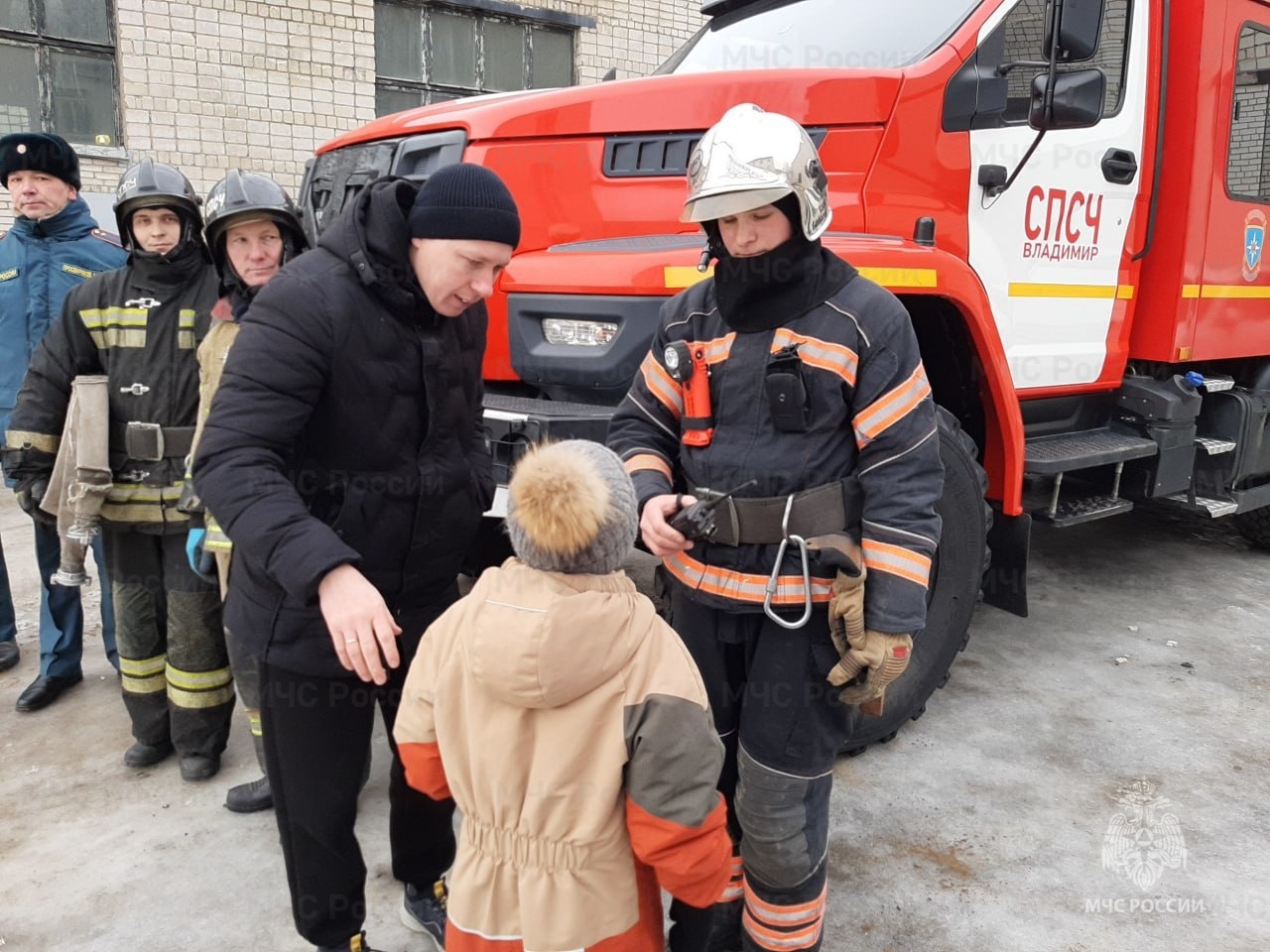 Владимирские спасатели устроили шоу пожарных машин, чтобы исполнить мечту ребенка 