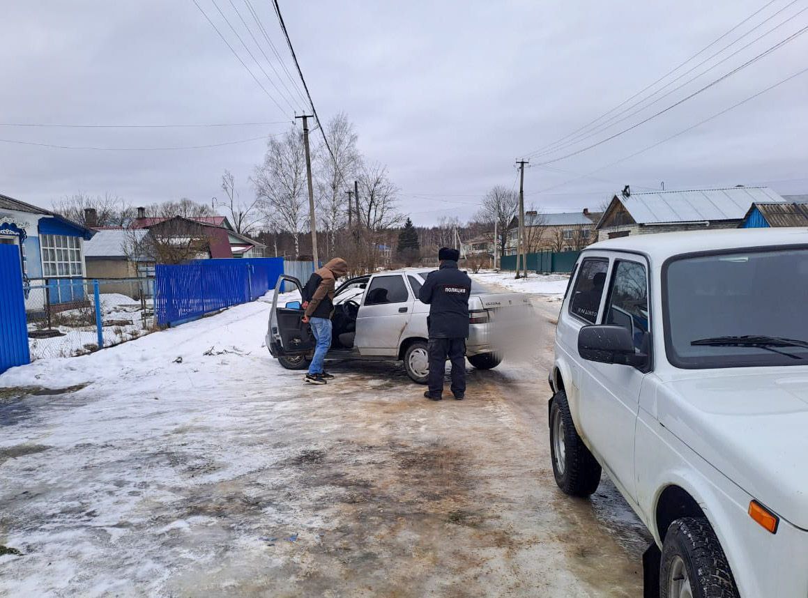 В Гусь-Хрустальном районе водитель без прав пытался скрыться и задел полицейского