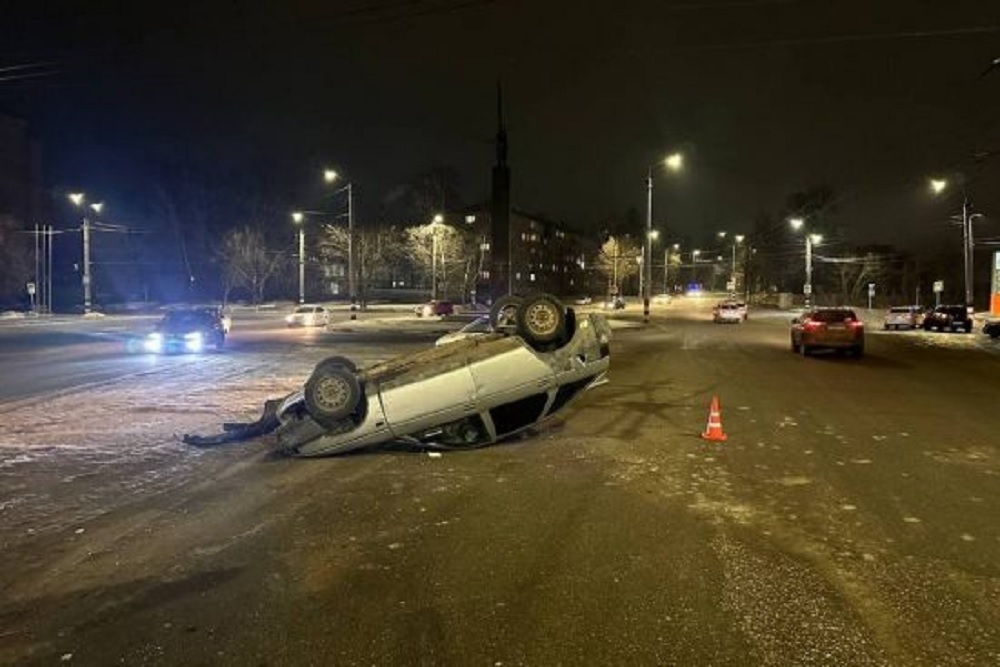 В Коврове легковушка врезалась в бетонное ограждение и перевернулась 