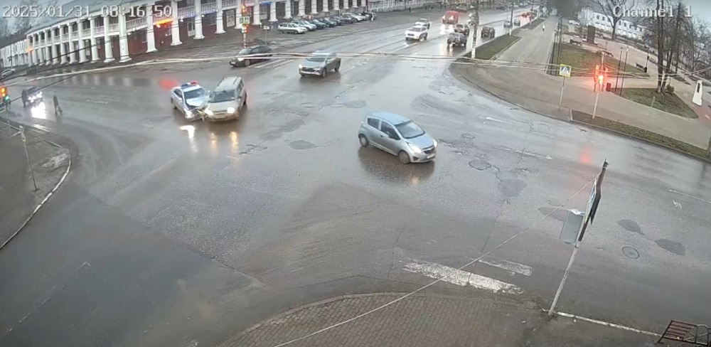 В Гусь-Хрустальном "Лада" столкнулась с автомобилем ДПС