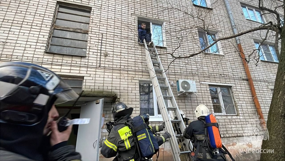 В Коврове сотрудники МЧС вывели из горящего дома четырех человек