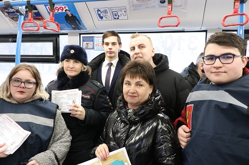 Пассажиры «Правового троллейбуса» во Владимире познакомились с модернизированными купюрами номиналом 5000 рублей