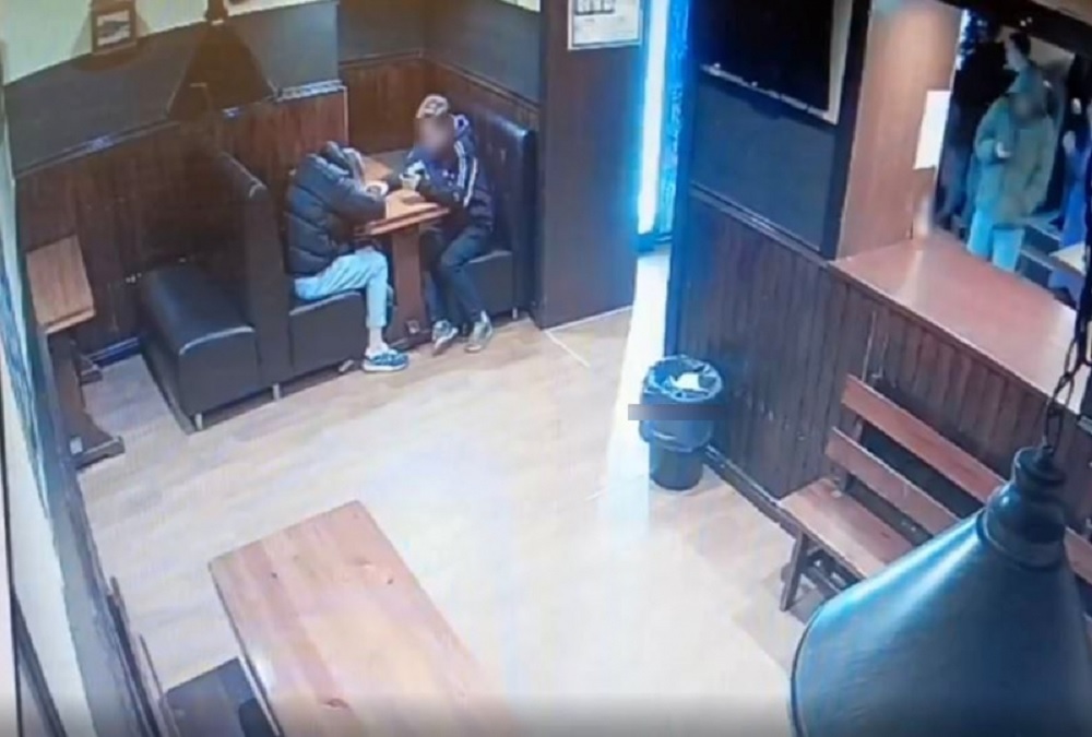 В одном из баров Владимира спящий посетитель стал жертвой кражи