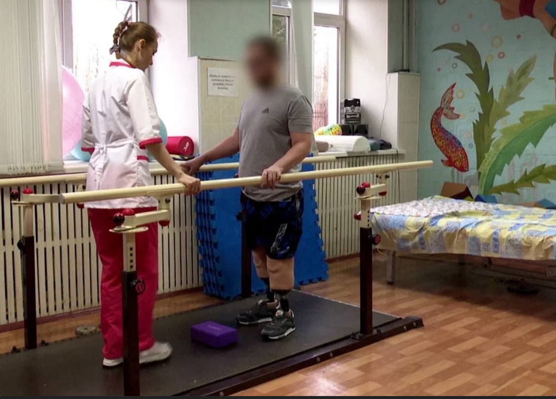 В Пиганово владимирского бойца учат заново ходить ппосле тяжелого ранения