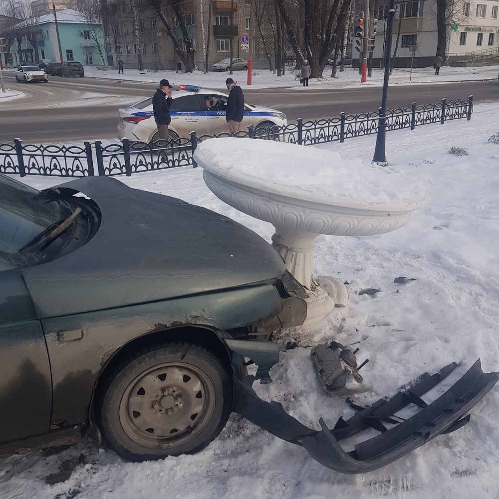 В Муроме водитель легковушки снес фонарь и цветочный вазон