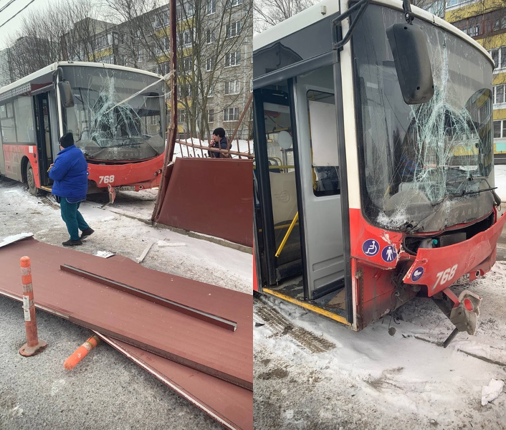 Во Владимире городской автобус врезался в забор автомойки 