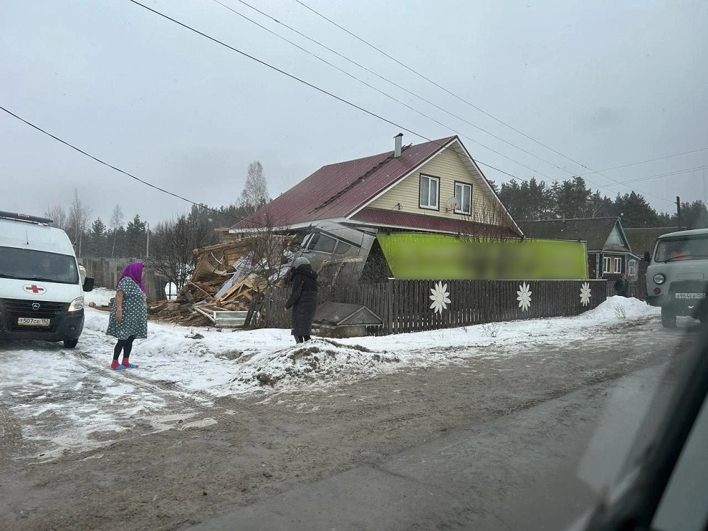 В Нижегородской области владимирская фура протаранила жилой дом 